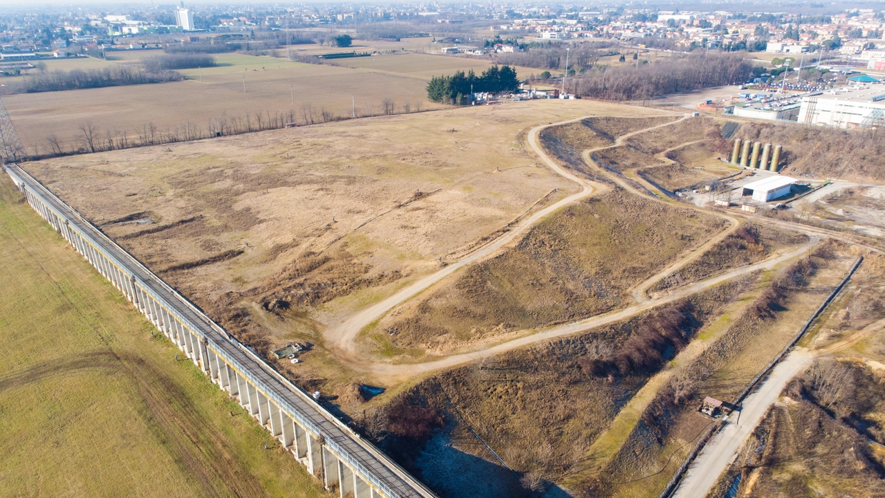 Il 'cratere' dell’ex discarica che dovrà essere bonificato Il 'cratere' dell’ex discarica che dovrà essere bonificato