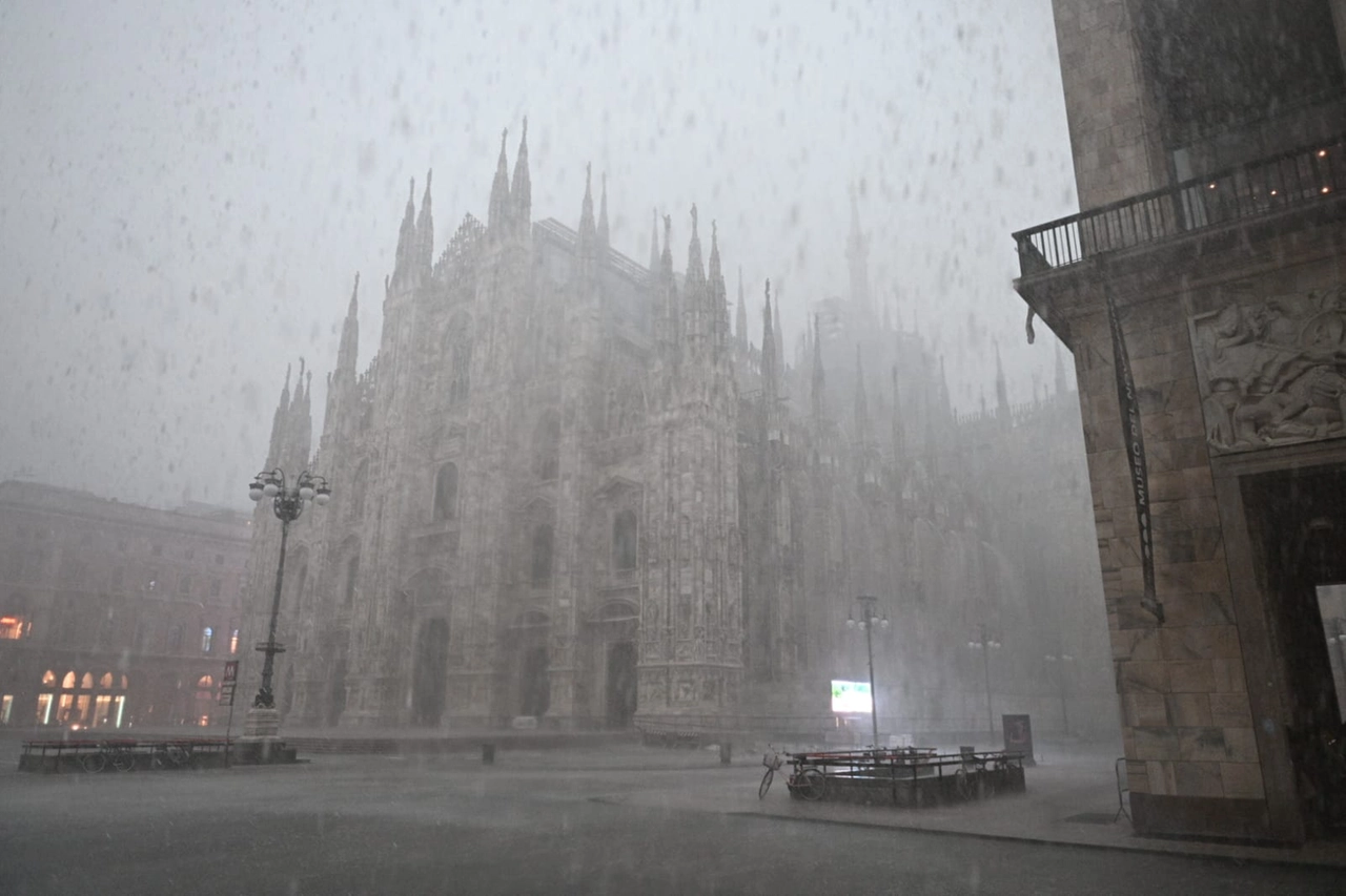 Piazza Duomo deserta nel mezzo del temporale estivo