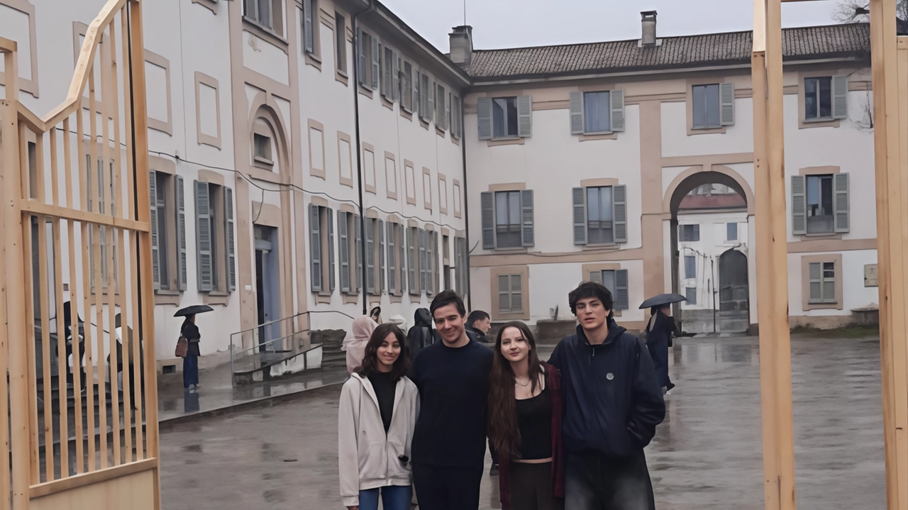 La posa delle pietre d’inciampo dedicate ai monzesi vittime della barbarie nazifascista. Il sindaco Paolo Pilotto: "Rileggere il nostro passato aiuta a non ripetere gli stessi errori". La posa delle pietre d’inciampo dedicate ai monzesi vittime della barbarie nazifascista. Il sindaco Paolo Pilotto: "Rileggere il nostro passato aiuta a non ripetere gli stessi errori".