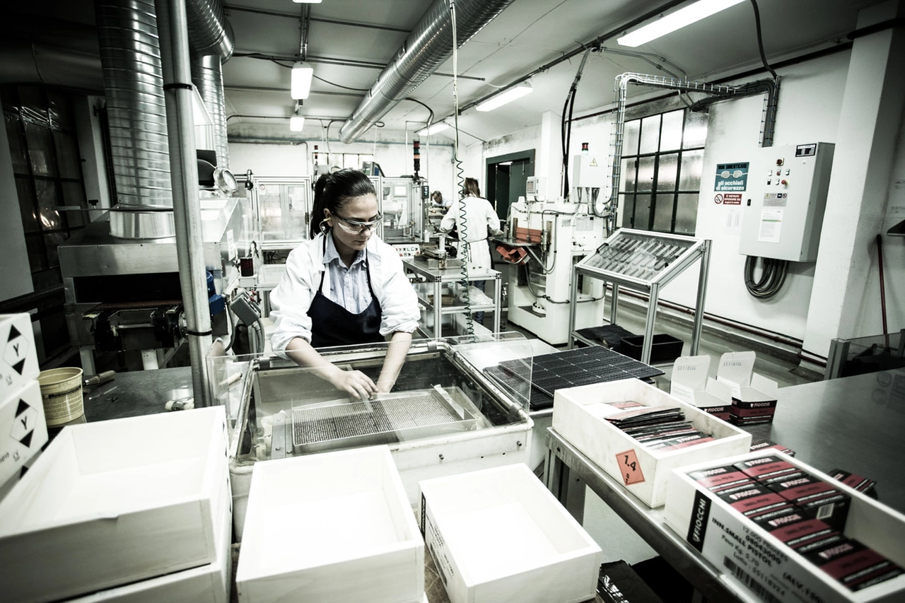 Una dipendente durante una fase della produzione