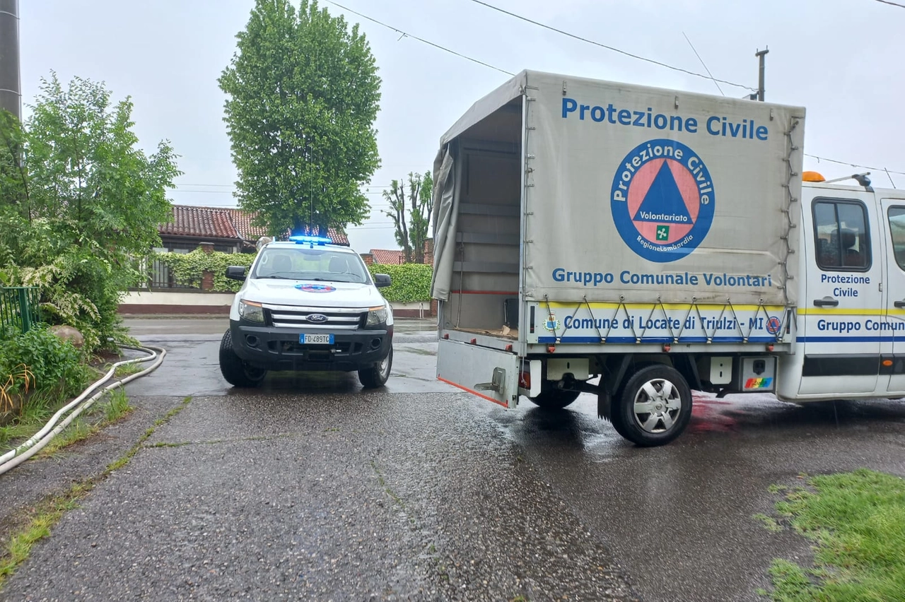 I mezzi della Protezione Civile lungo la Provinciale Vigentina