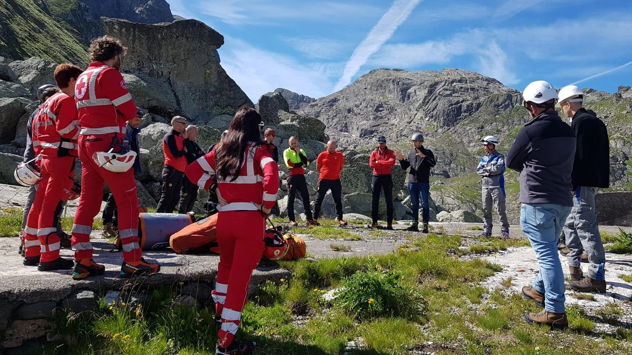 Teatro dell’intervento l’impianto Enel del Lago Inferno, in alta Val Gerola: Croce Rossa con Cnsas Teatro dell’intervento l’impianto Enel del Lago Inferno, in alta Val Gerola: Croce Rossa con Cnsas