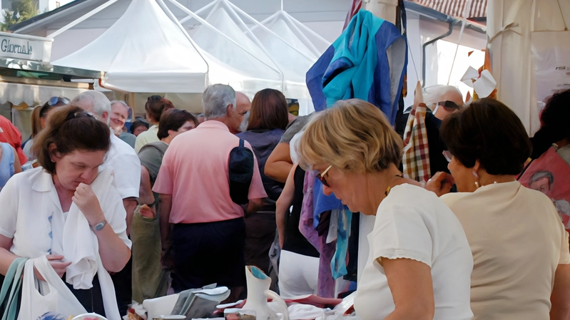 Il mercatino degli hobbisti e degli ambulanti: attrazione della festa Il mercatino degli hobbisti e degli ambulanti: attrazione della festa