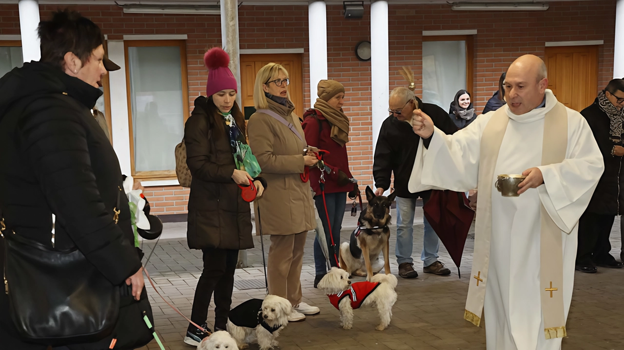 La novità introdotta dal parroco don Vittore al tradizionale appuntamento nella parrocchia di Cristo Risorto La novità introdotta dal parroco don Vittore al tradizionale appuntamento nella parrocchia di Cristo Risorto