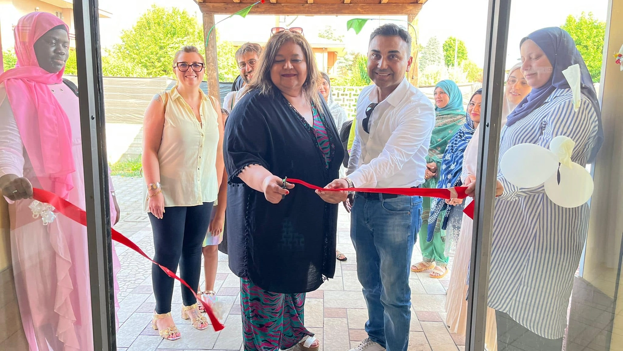 L’inaugurazione del centro culturale islamico Alla cerimonia ha partecipato il parroco don Piero Visconti L’inaugurazione del centro culturale islamico Alla cerimonia ha partecipato il parroco don Piero Visconti