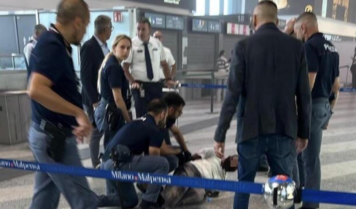 terrore al terminal 1 di malpensa martellate e fiamme tra i passeggeri