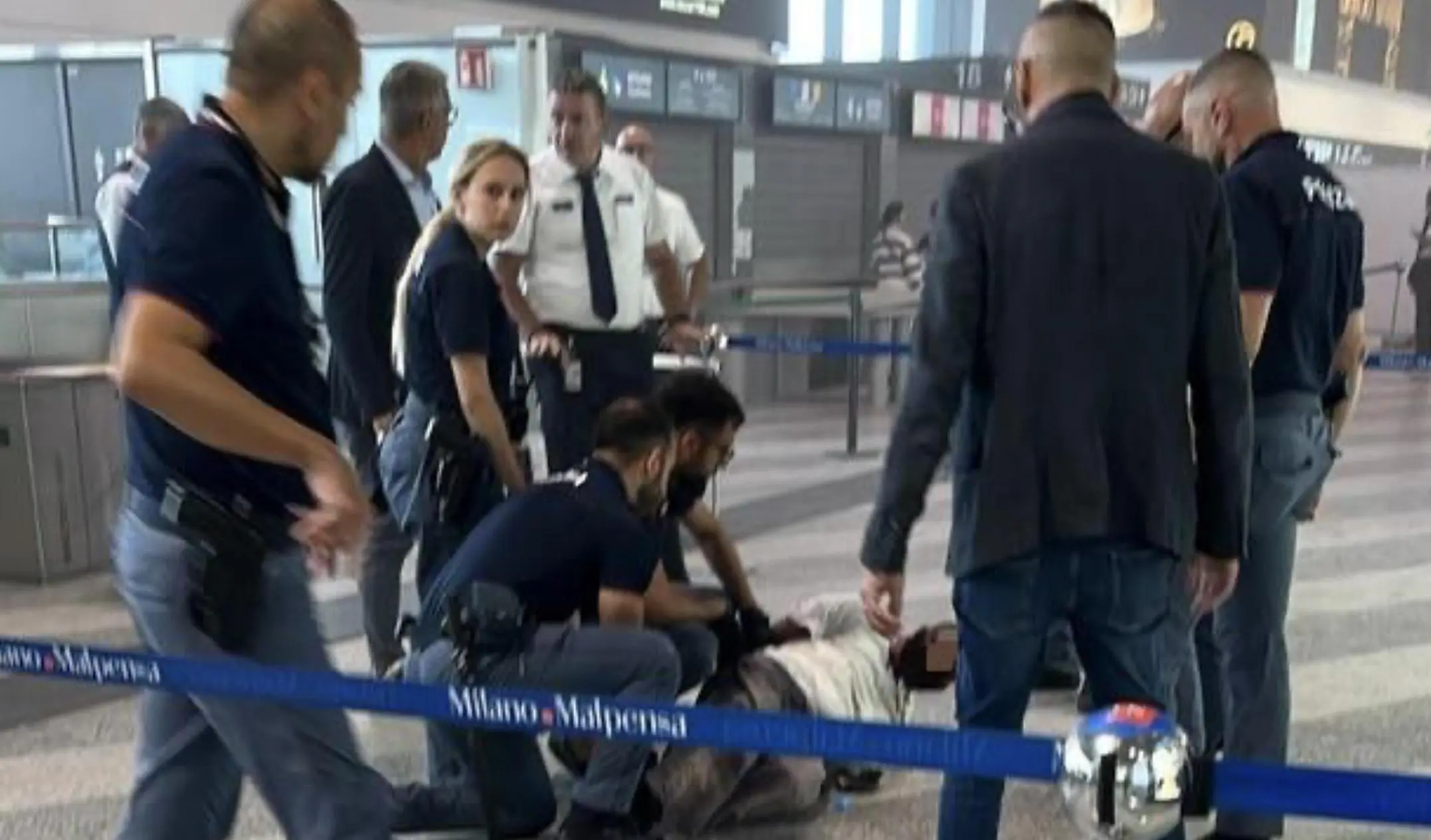 Terrore al Terminal 1 di Malpensa. Martellate e fiamme tra i passeggeri