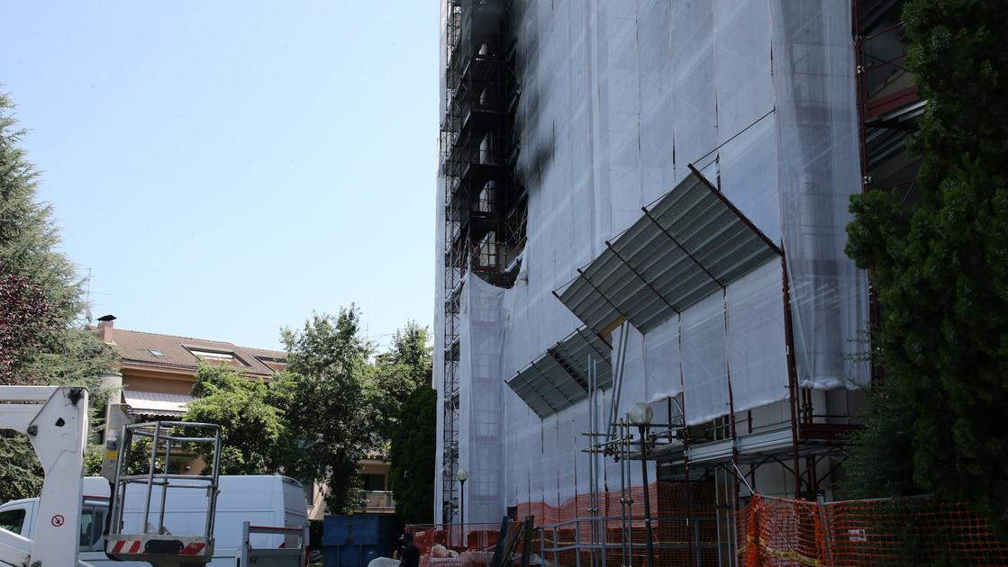 Monza, nell’inferno dell’incendio di via Bramante: “Ci siamo salvati da soli, e siamo corsi dagli anziani” Monza, nell’inferno dell’incendio di via Bramante: “Ci siamo salvati da soli, e siamo corsi dagli anziani”
