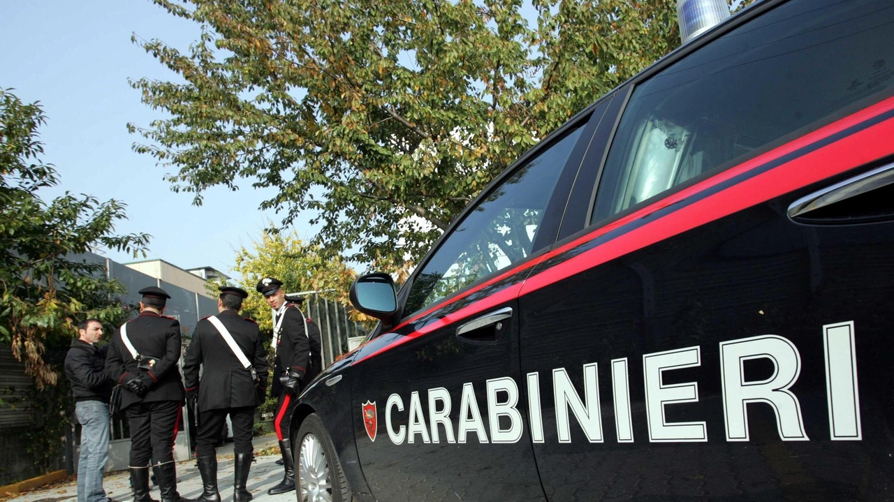 Sul pc e sul cellulare dell’appuntato messaggi che provano "il servilismo" verso i personaggi dell’emittente. A partire dalle denunce compilate negli studi televisivi anziché in caserma e con firme postume.