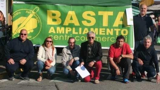 «Stop all’ampliamento dei centri commerciali di Carugate: traffico, smog desertificazione della città» sono alcuni dei punti contestati dagli attivisti «Stop all’ampliamento dei centri commerciali di Carugate: traffico, smog desertificazione della città» sono alcuni dei punti contestati dagli attivisti