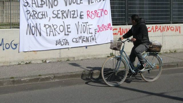Uno degli striscioni di protesta