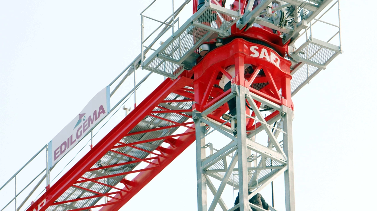Due degli operai saliti in cima alla gru di via Silvio Pellico Due degli operai saliti in cima alla gru di via Silvio Pellico
