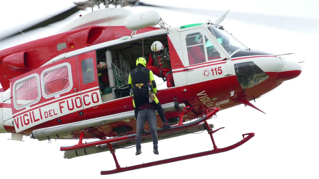Luino, il cadavere di una donna trovato in spiaggia Luino, il cadavere di una donna trovato in spiaggia