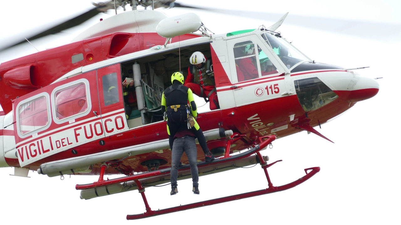 L'elicottero Drago dei vigili del fuoco in volo (Archivio) L'elicottero Drago dei vigili del fuoco in volo (Archivio)