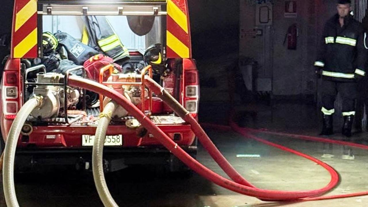 Uno dei tanti interventi dei vigili del fuoco nel Lecchese costretti a operare per risolvere emergenze provocate da allagamenti cadute di alberi e per i tetti scoperchiati