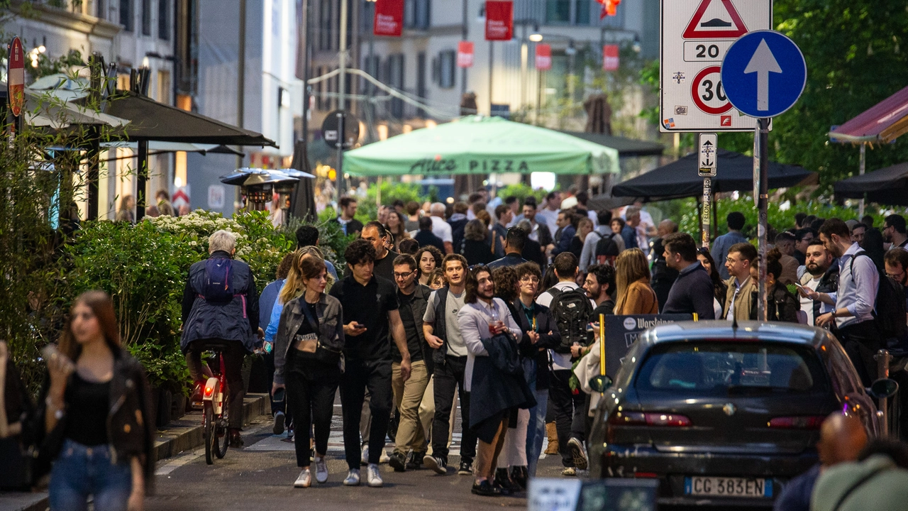 Movida in corso Garibaldi (Ansa/Davide Canella)