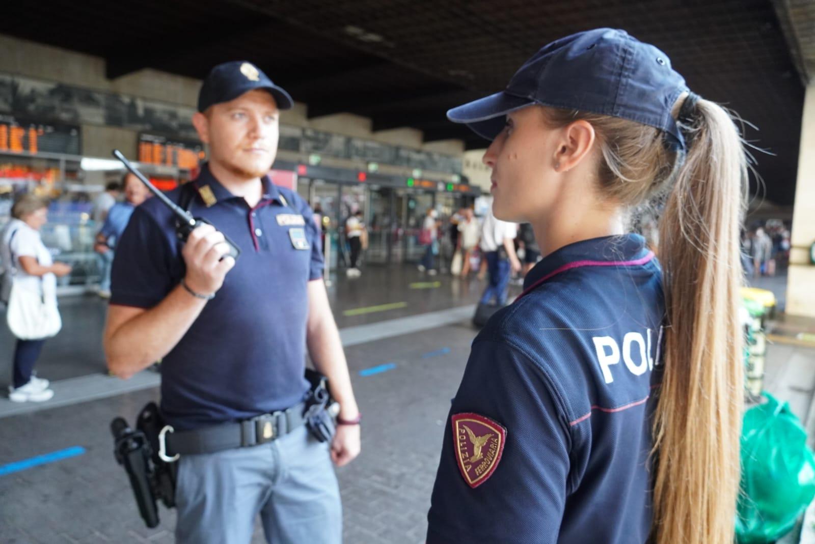 ladri in azione sul treno per genova rubano la borsa vuitton a un passeggero scendono a voghera e scappano