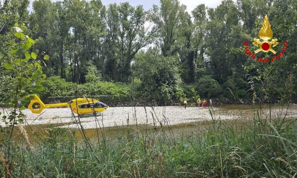 il livello dell acqua si alza in 5 restano bloccati sull isolotto nell oglio dramma sfiorato a villachiara