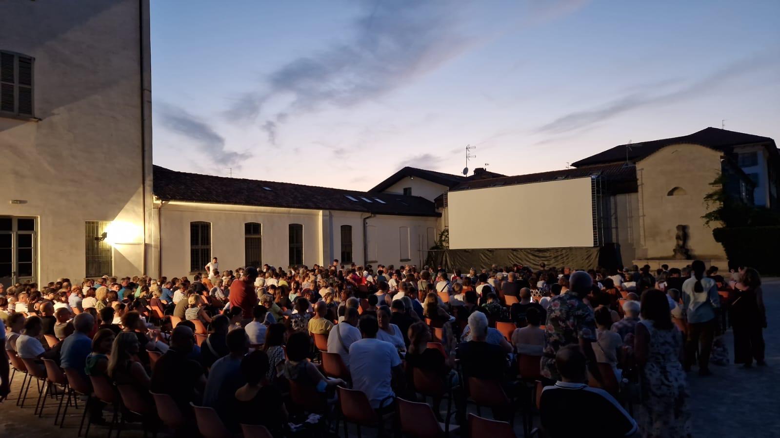 Sguardi in alto ai giardini di Palazzo Borromeo. Film per tutti i gusti, torna il cinema all’aperto Sguardi in alto ai giardini di Palazzo Borromeo. Film per tutti i gusti, torna il cinema all’aperto