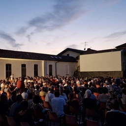 Sguardi in alto ai giardini di Palazzo Borromeo. Film per tutti i gusti, torna il cinema all’aperto