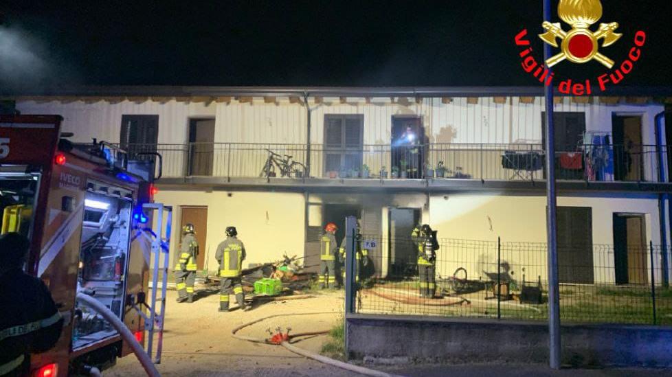 Incendio a Mazzano, fiamme in due appartamenti: vigili del fuoco in azione Incendio a Mazzano, fiamme in due appartamenti: vigili del fuoco in azione
