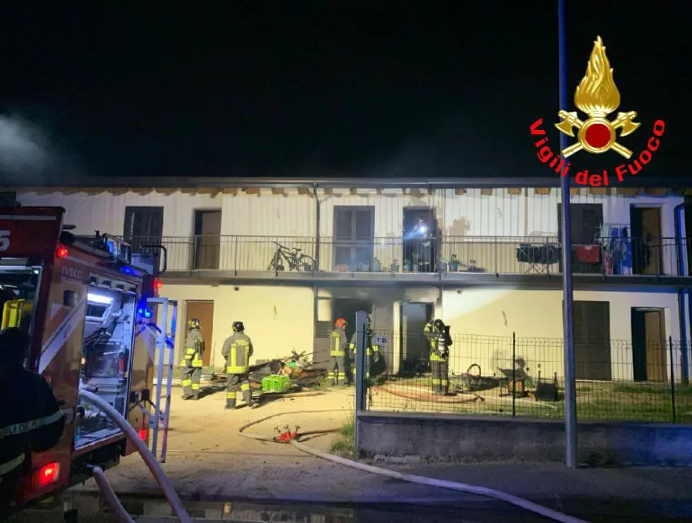 Incendio a Mazzano, fiamme in due appartamenti: vigili del fuoco in azione
