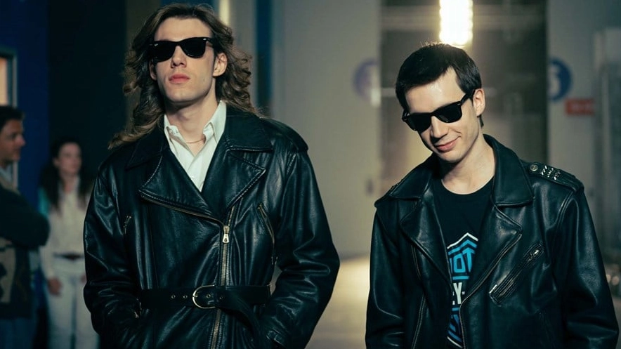 I protagonisti Elia Nuzzolo nei panni di Max Pezzali e Matteo Oscar Giuggioli in quelli di Mauro Repetto I protagonisti Elia Nuzzolo nei panni di Max Pezzali e Matteo Oscar Giuggioli in quelli di Mauro Repetto