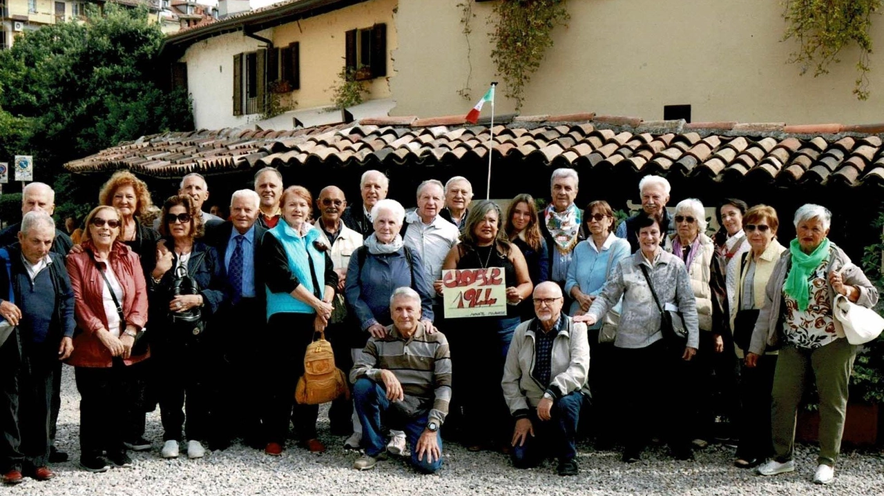 La classe del 1944 di Novate Milanese ha festeggiato gli ottanta anni con una serata speciale sui Navigli, scoprendo i segreti del quartiere e visitando luoghi storici come il Vicolo dei lavandai e la casa di Alda Merini. La classe del 1944 di Novate Milanese ha festeggiato gli ottanta anni con una serata speciale sui Navigli, scoprendo i segreti del quartiere e visitando luoghi storici come il Vicolo dei lavandai e la casa di Alda Merini.