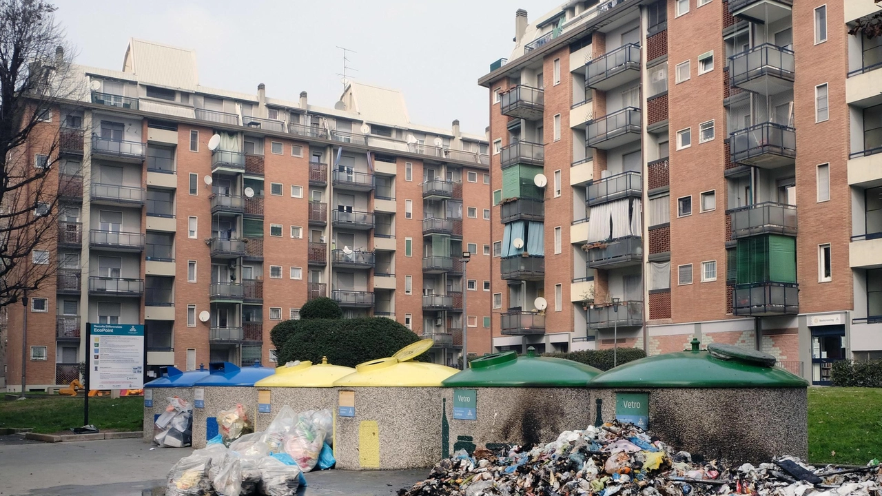 Una montagna di rifiuti, abbandonata di fianco alle campane destinate alla raccolta differenziata, data alle fiamme. "Quello che è successo... Una montagna di rifiuti, abbandonata di fianco alle campane destinate alla raccolta differenziata, data alle fiamme. "Quello che è successo...