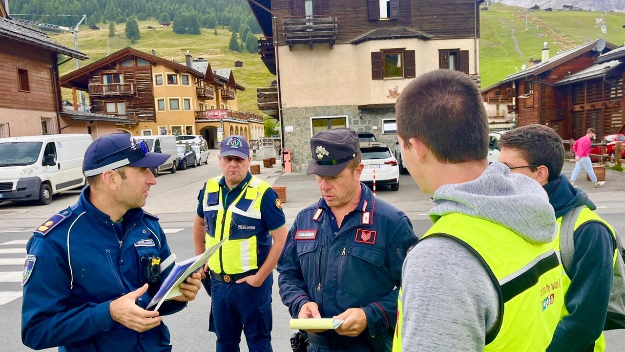 Ragazzi e ragazze di oltre 15 anni potranno per la sesta estate consecutiva accompagnare la polizia locale nelle uscite sul territorio Ragazzi e ragazze di oltre 15 anni potranno per la sesta estate consecutiva accompagnare la polizia locale nelle uscite sul territorio