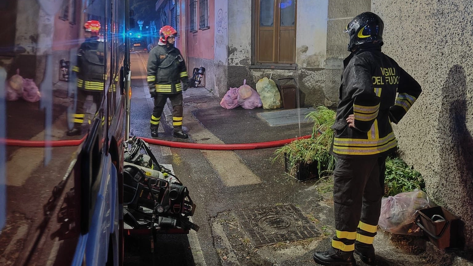 Nessuno è rimasto ferito dalle fiamme, ma a causa del fumo respirato, i condomini sono stati portati in ospedale per accertamenti