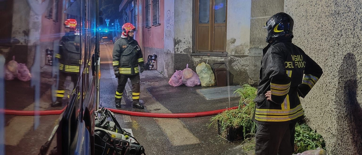 Nessuno è rimasto ferito dalle fiamme, ma a causa del fumo respirato, i condomini sono stati portati in ospedale per accertamenti