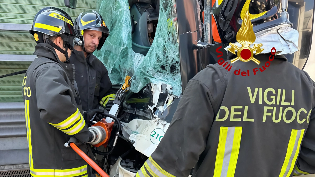 Grave incidente lungo l’autostrada A4, all’altezza dell’uscita di Cormano in direzione Venezia: nell’autobus una scolaresca in gita. Traffico in tilt per ore Grave incidente lungo l’autostrada A4, all’altezza dell’uscita di Cormano in direzione Venezia: nell’autobus una scolaresca in gita. Traffico in tilt per ore