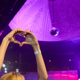 Le donne della Gen X si prendono il loro spazio. A Milano un disco party solo al femminile (e poi a letto presto)