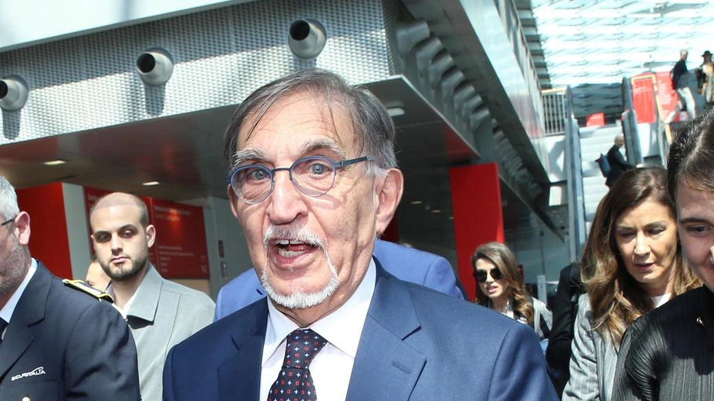 Il segretario di Forza Italia: "Sarebbe un regalo alla sinistra". Ma Colucci: "Una tesi singolare"