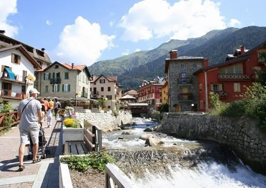 Vacanze 2025 in Lombardia: aumentano le prenotazioni (e i prezzi). Quali sono le località preferite