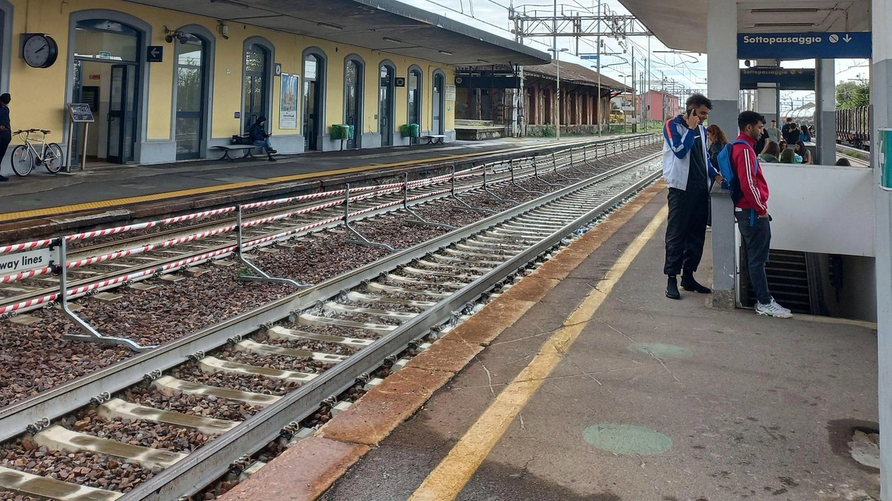 Viaggiatori alla stazione cittadina «Agendo dall’alto forse riusciremo ad ottenere migliori condizioni del servizio» dicono i pendolari Viaggiatori alla stazione cittadina «Agendo dall’alto forse riusciremo ad ottenere migliori condizioni del servizio» dicono i pendolari