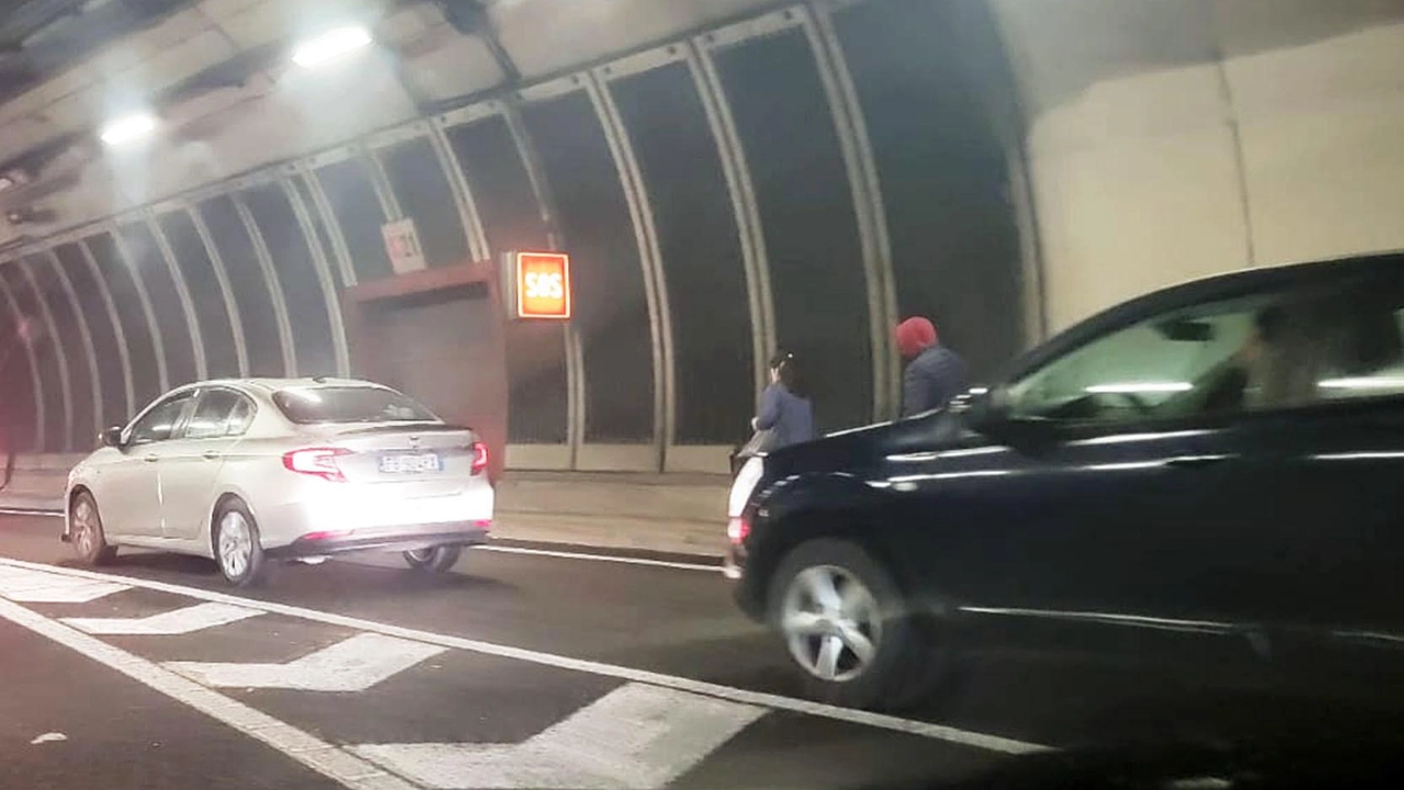 Pedoni nel collegamento della Superstrada 36 in direazione dell’ospedale di Lecco Pedoni nel collegamento della Superstrada 36 in direazione dell’ospedale di Lecco