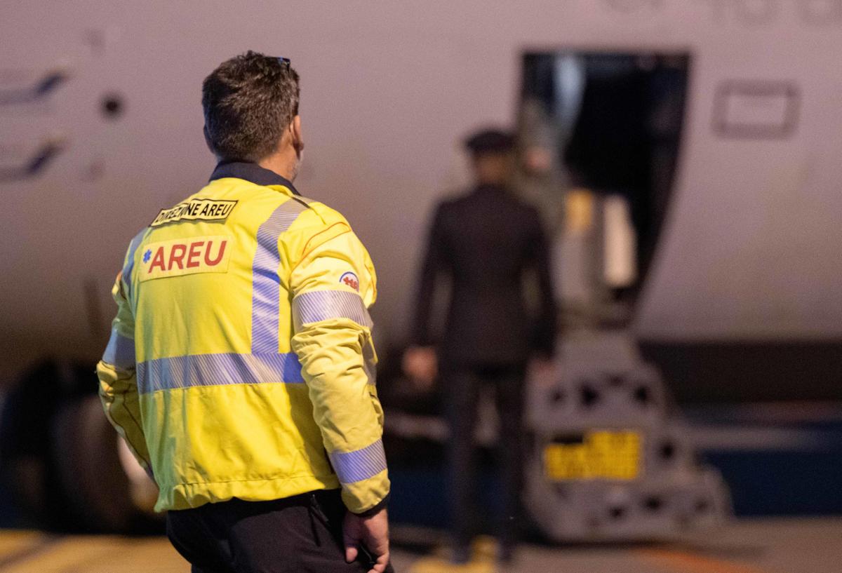 bimbo di 12 giorni in pericolo volo salva vita da cagliari a linate sar224 curato in un centro specializzato del milanese
