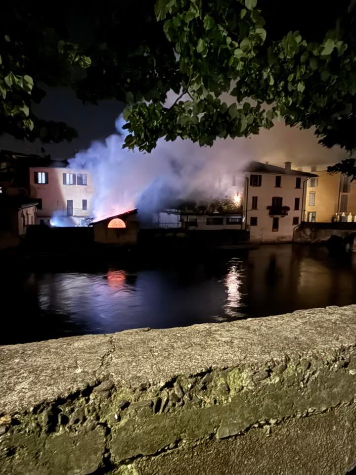 Incendio in centro a Palazzolo sull’Oglio, in fiamme tre garage e due auto Incendio in centro a Palazzolo sull’Oglio, in fiamme tre garage e due auto