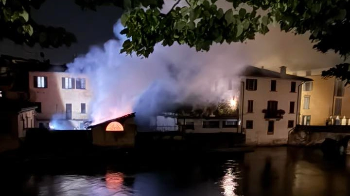 Palazzo sull'Oglio, il fumo dell'incendio in zona piazza Roma (Foto facebook Jacopo Brognoli su Sei di Palazzolo se...) Palazzo sull'Oglio, il fumo dell'incendio in zona piazza Roma (Foto facebook Jacopo Brognoli su Sei di Palazzolo se...)