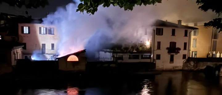 Incendio in centro a Palazzolo sull’Oglio, in fiamme tre garage e due auto