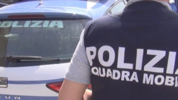 Un agente della Mobile Un agente della Mobile