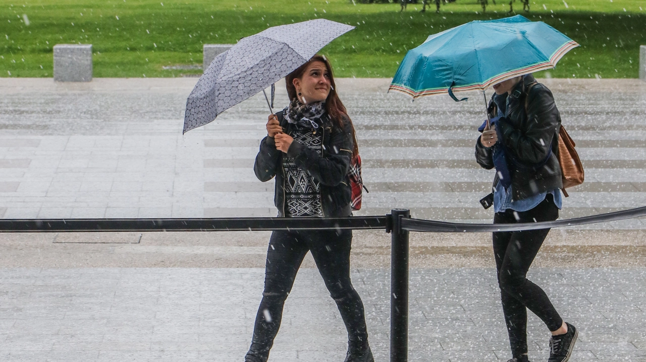 Pioggia e temperature in calo: colpo di coda dell'inverno