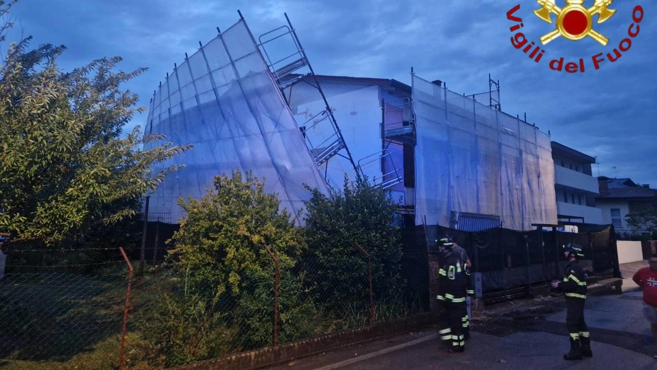 Una immagine diffusa dai Vigili del Fuoco mostra gli interventi per il maltempo in Veneto. Belluno, 8 luglio 2025 (Ansa)