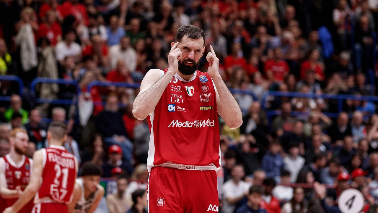 Nikola Mirotic nella partita contro Trento Nikola Mirotic nella partita contro Trento