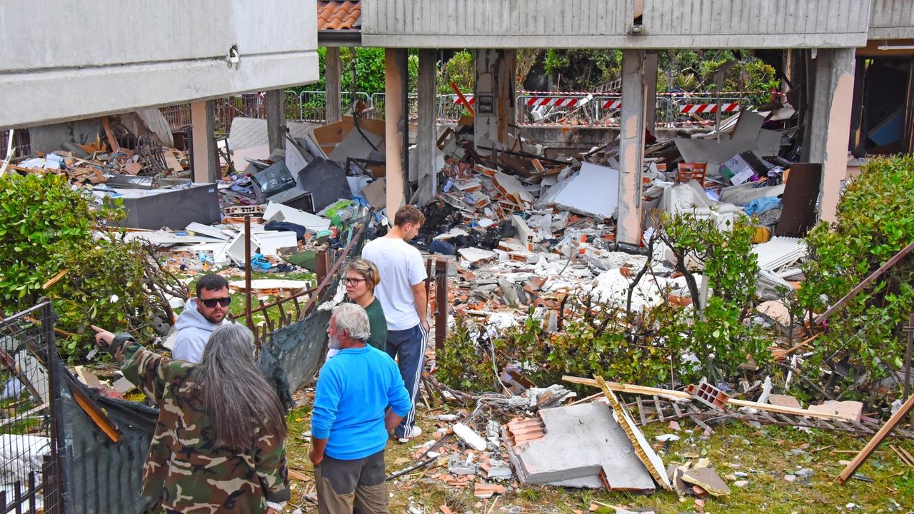 La palazzina distrutta a Bagnatica La palazzina distrutta a Bagnatica