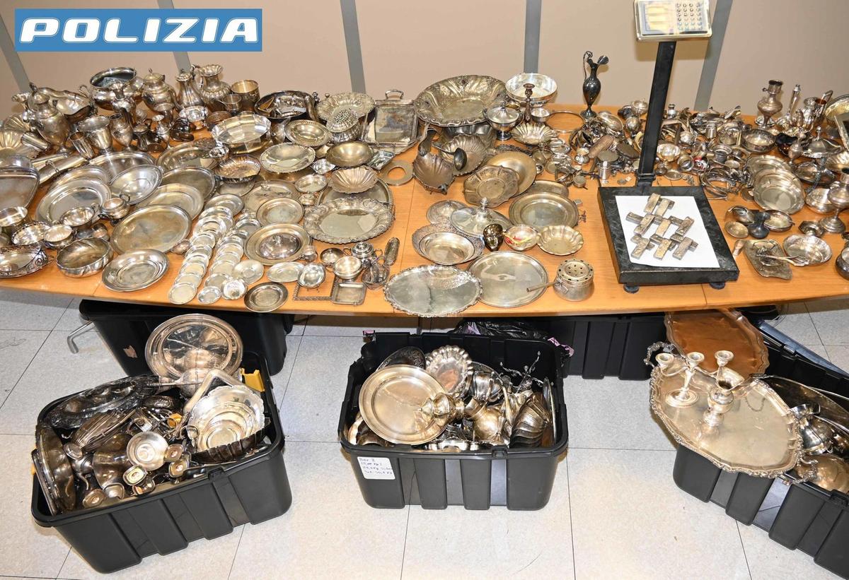 Tre quintali d’argento e 61mila euro. Il tesoro dentro il box dei ricettatori. Sequestrati anche telefoni e chiavi