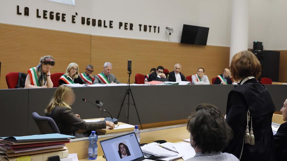 padre adescava minorenni condannato a undici anni perde la potest224 genitoriale
