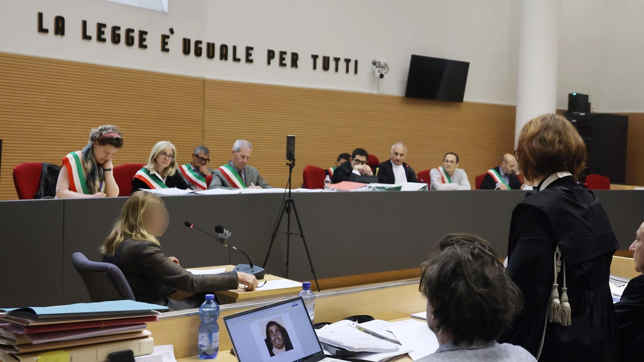 Seguiva le ragazzine e le contattava sui social: dodici le parti offese accertate tra i 12 e i 16 anni Seguiva le ragazzine e le contattava sui social: dodici le parti offese accertate tra i 12 e i 16 anni